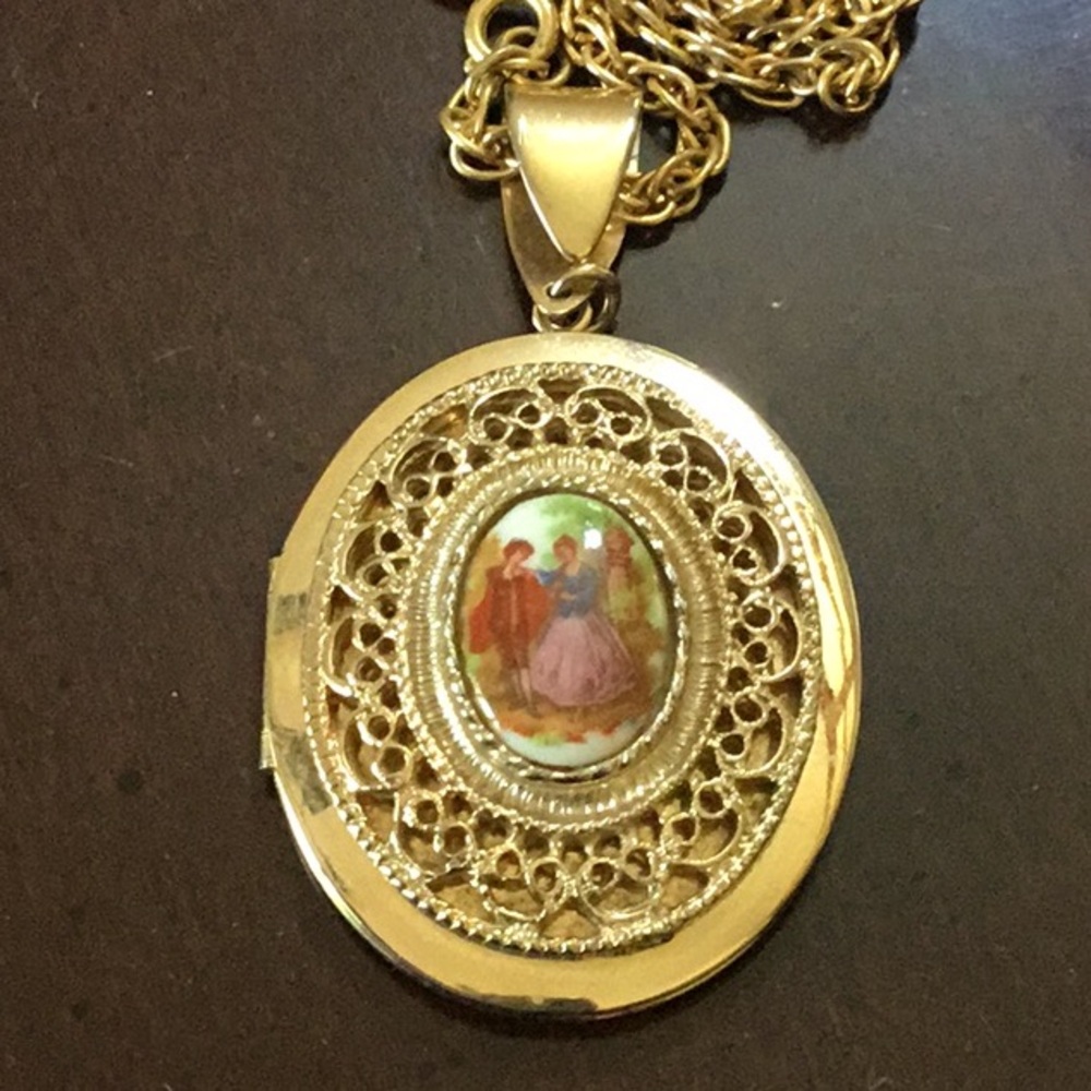 Large Vintage gold-tone filigree & ceramic Locket w. necklace “Courting couple”